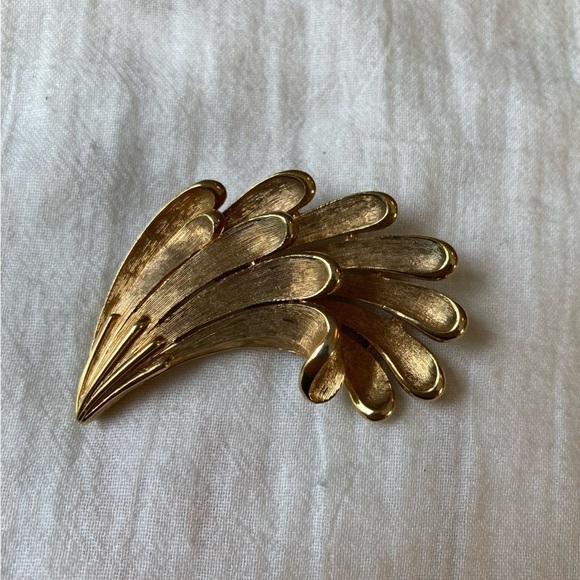 JJ Jewelry - Vintage Signed‎ JJ Brushed Gold Tone Abstract Brooch